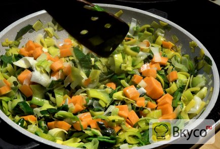 Паста из авокадо с зеленым горошком, яйцом и овощами