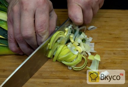 Паста из авокадо с зеленым горошком, яйцом и овощами