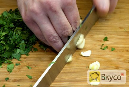 Паста из авокадо с зеленым горошком, яйцом и овощами