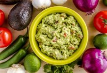 Гуакамоле с помидорами и кориандром