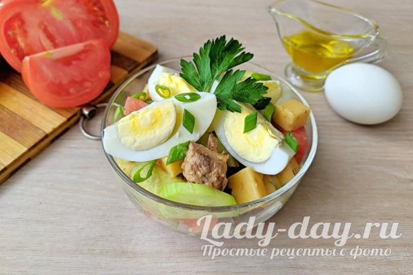 салат с тунцом, сыром и яйцом – свежий летний вариант