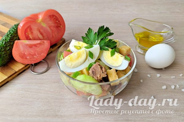 салат с тунцом, сыром и яйцом – свежий летний вариант