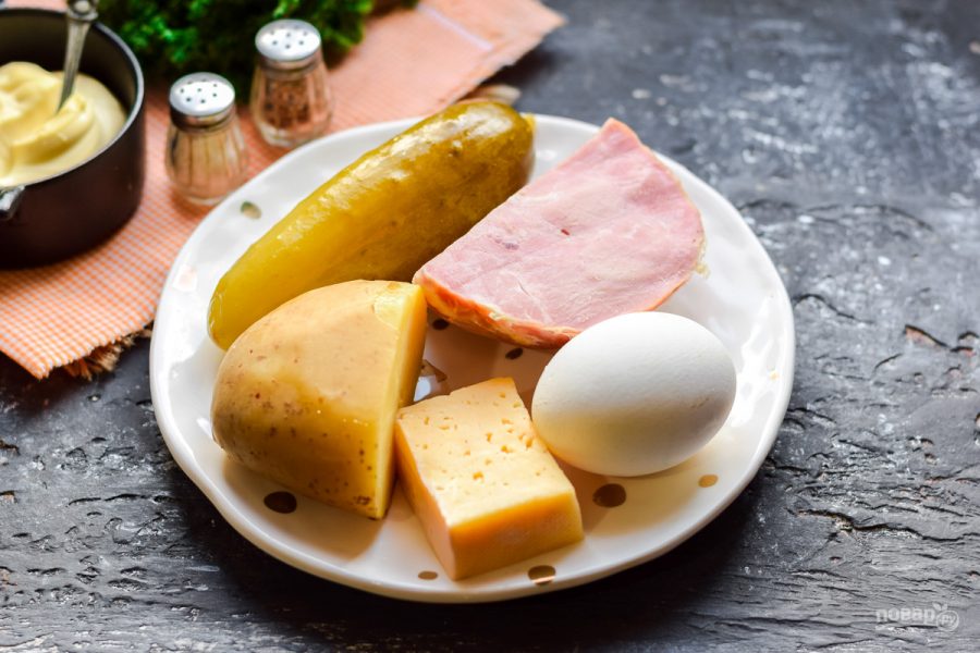 Ингредиенты для салата с сыром, ветчиной и огурцом