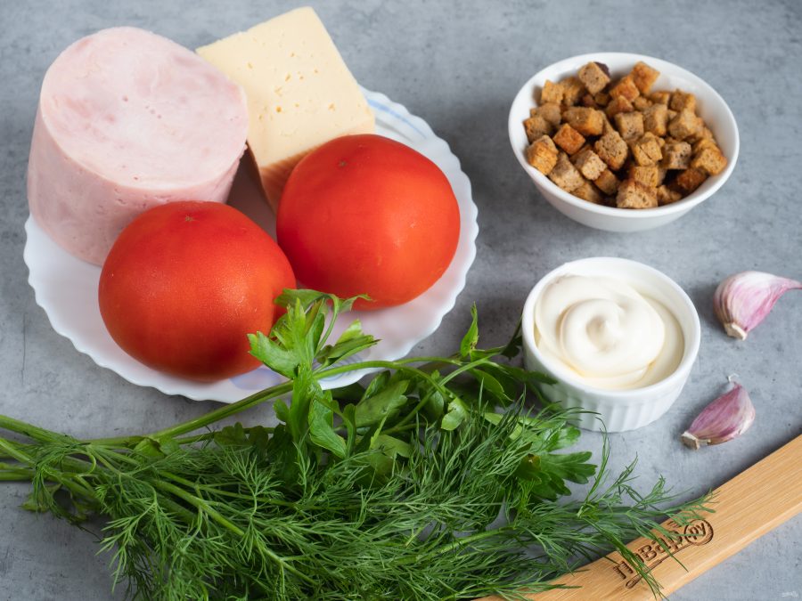 Ингредиенты для салата с ветчиной, томатами и сухариками