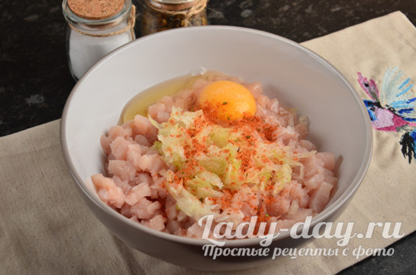 соль и специи в фарш
