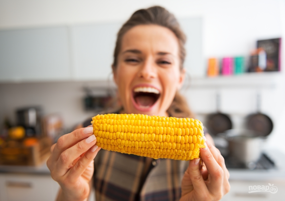 Женщина есть вареную кукурузу