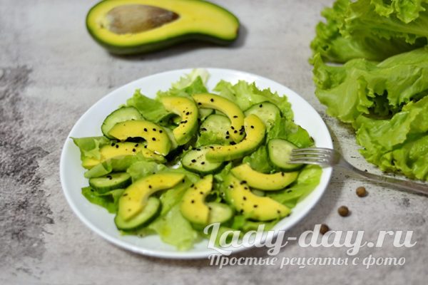 Диетический салат с авокадо и огурцом