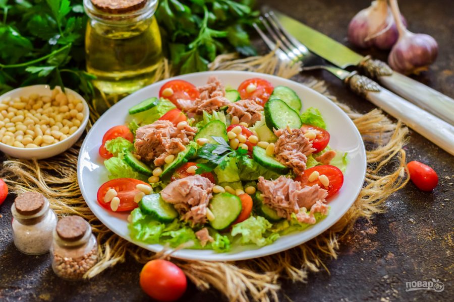 Салат с овощами и тунцом
