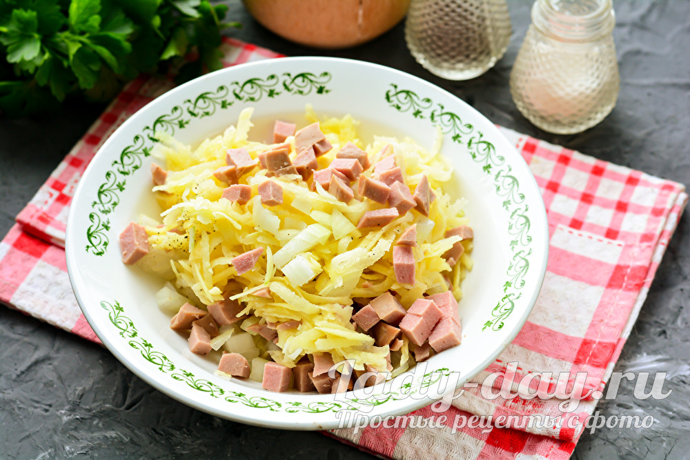 соединить картошку, колбасу и лук