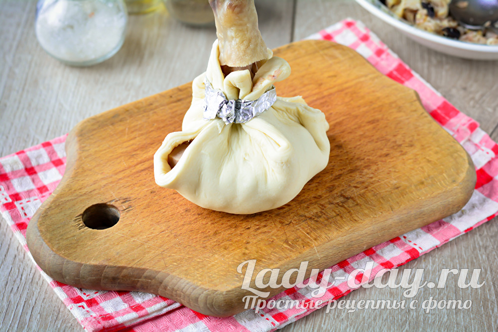 скрепить края теста фольгой