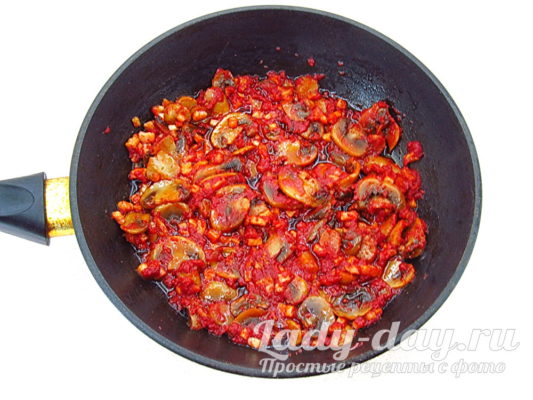 Самый вкусный макарон в томатном соусе с грибами и ветчиной