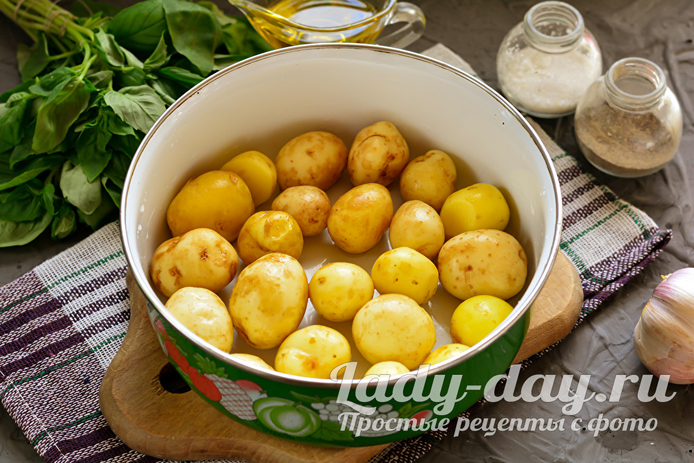 Золотистая молодая картошка с чесноком и травами в духовке