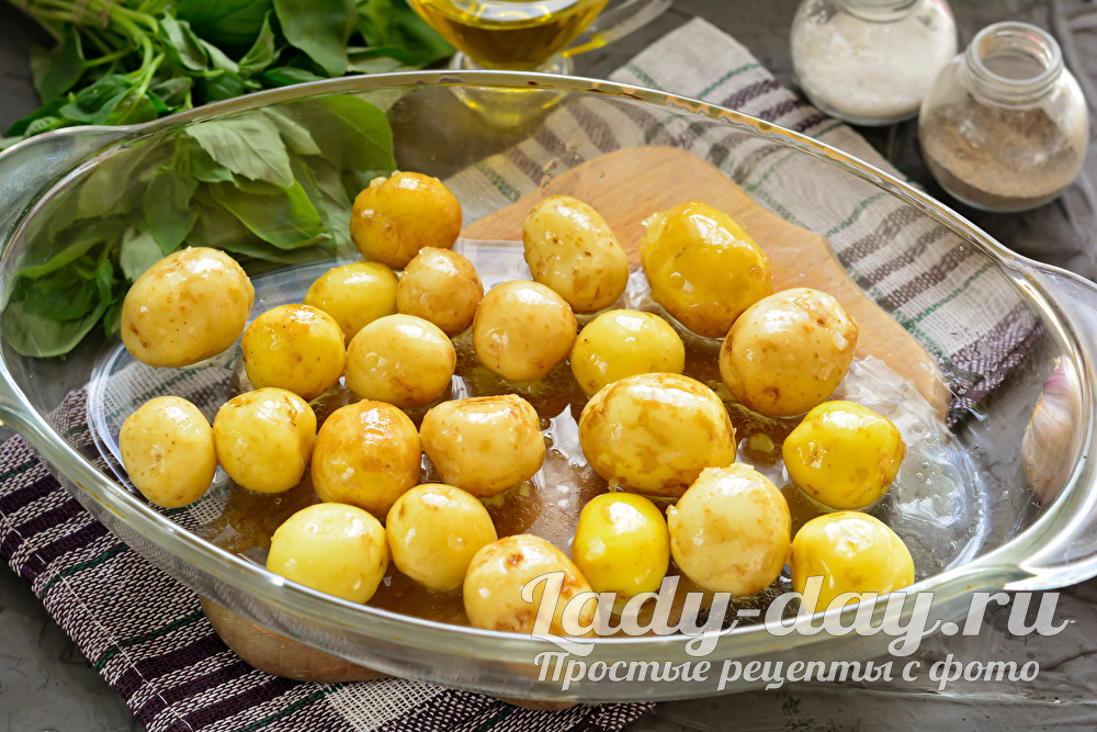 Золотистая молодая картошка с чесноком и травами в духовке