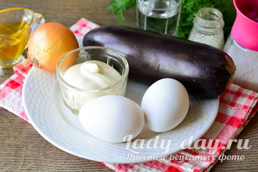 Обалденный простой салат с баклажанами и яйцом
