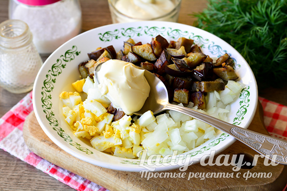 Обалденный простой салат с баклажанами и яйцом