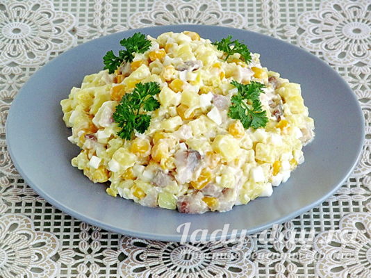 салатом из сельди с картофелем, яйцами и кукурузой