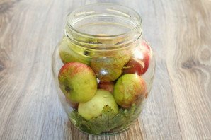 Моченые яблоки с брусникой - фото шаг 3
