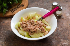 Салат с тунцом, яблоком и фасолью - фото шаг 4