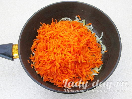 морковь на сковороде