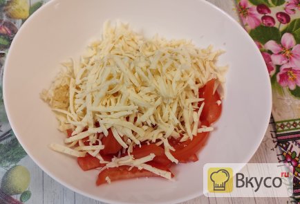 Салат из крабовых палочек с помидорами и сыром