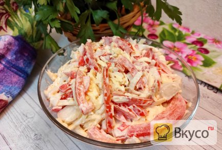 Салат из крабовых палочек с помидорами и сыром