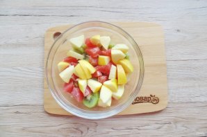 Фруктовый салат из мандаринов и яблок - фото шаг 5