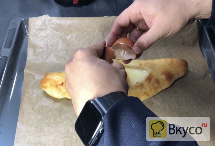 Хачапури по‑аджарски с сыром сулугуни и яйцом