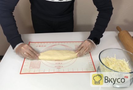 Хачапури по‑аджарски с сыром сулугуни и яйцом