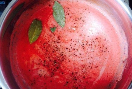 Томатный суп с чесночными фрикадельками