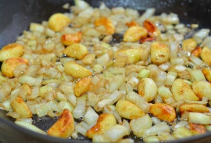 Чесночный крем-суп с гренками и оливками