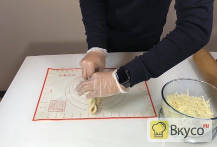 Хачапури по‑аджарски с сыром сулугуни и яйцом