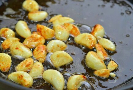 Чесночный крем-суп с гренками и оливками