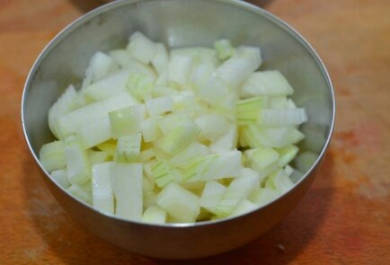 Чесночный крем-суп с гренками и оливками