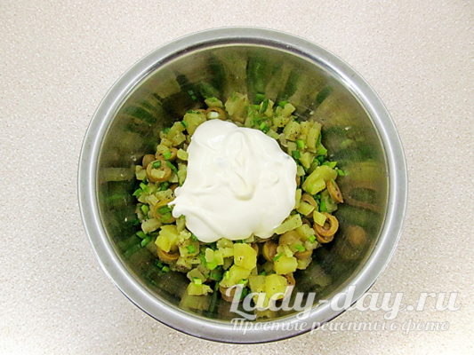Картофельный салат с оливками и зеленым луком