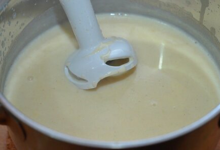 Чесночный крем-суп с гренками и оливками