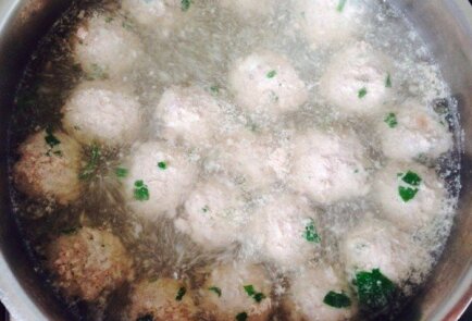 Томатный суп с чесночными фрикадельками