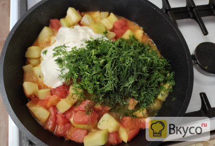 Кабачки с помидорами тушенные в сметане с зеленью