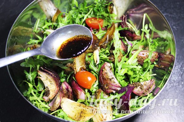 Салат с рукколой, помидорами черри и бальзамическим луком