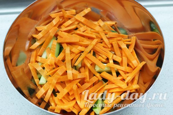 Салат из свежих огурцов и моркови — сочный и хрустящий