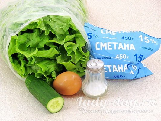 Летний салат из огурцов, яиц и листового салата