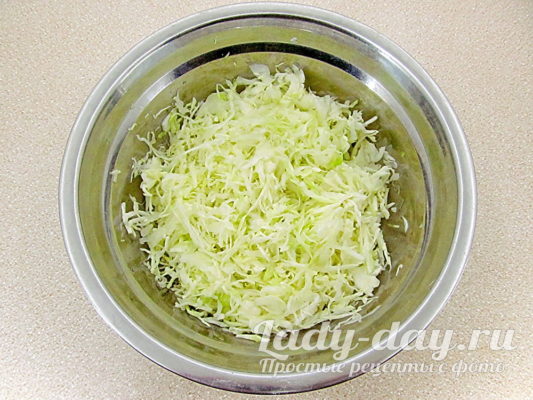 Простой салат из капусты с редисом и огурцом