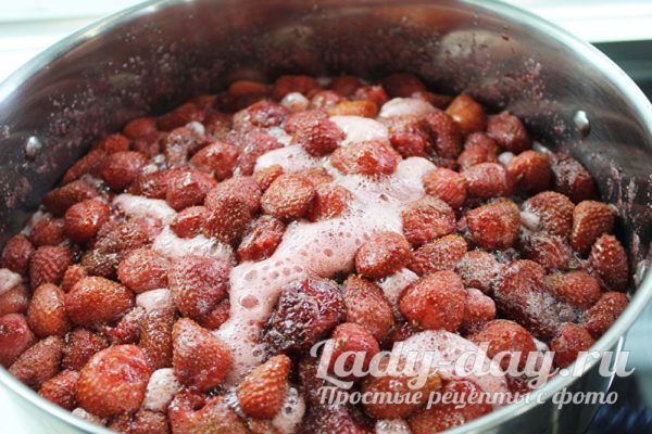 Клубничное варенье с целыми ягодами клубники, очень вкусное и ароматное