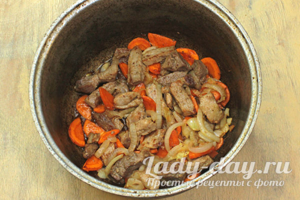 Овощное рагу с кабачками, картошкой и мясом — самый сытный и вкусный обед