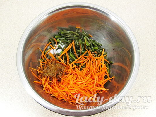 Закуска из чесночных стрелок и моркови по-корейски