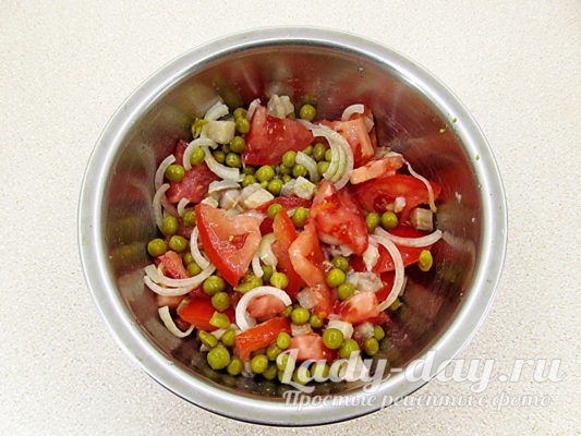 Салат из помидоров и соленой сельди — и варить ничего не нужно