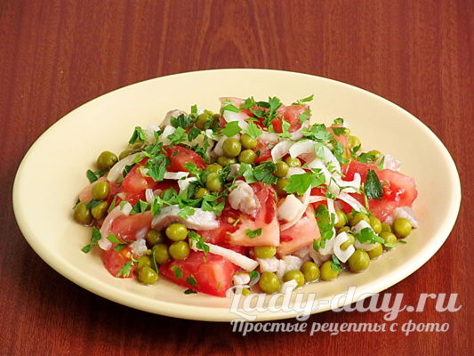 Салат из помидоров, зелёного горошка и соленой сельди с луком