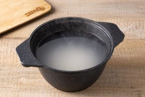Рисовый салат с огурцами и сладкой кукурузой - фото шаг 2