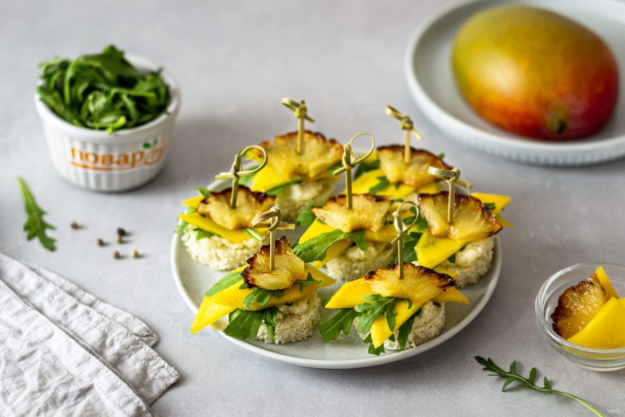 Канапе с манго и ананасом