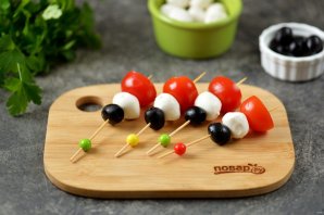 Канапе с моцареллой, помидорами черри и маслинами - фото шаг 3