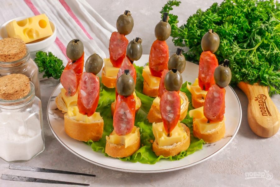 Канапе с охотничьими колбасками